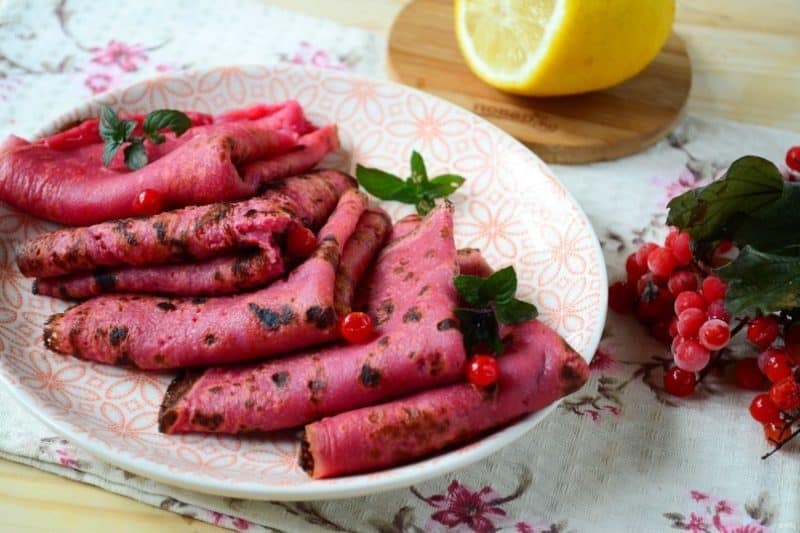 Красные блины: красивые, ярко-розовые, настоящее украшение стола 7 Красные блины