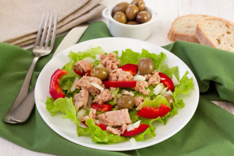 Салат с тунцом и сыром
