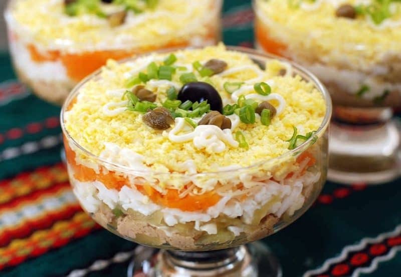 Слоёный салат с куриной печенью