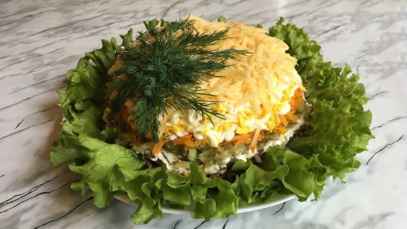 Слоёный салат с куриной печенью