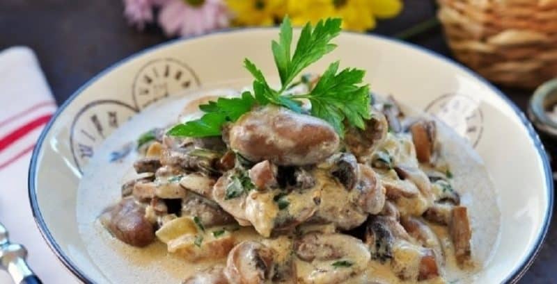 Куриные сердечки с грибами в сметане