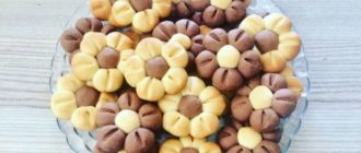 Песочное печенье Цветочки. Оригинально оформленное лакомство всегда привлекает внимание гостей, которые с удовольствием им угощаются 8