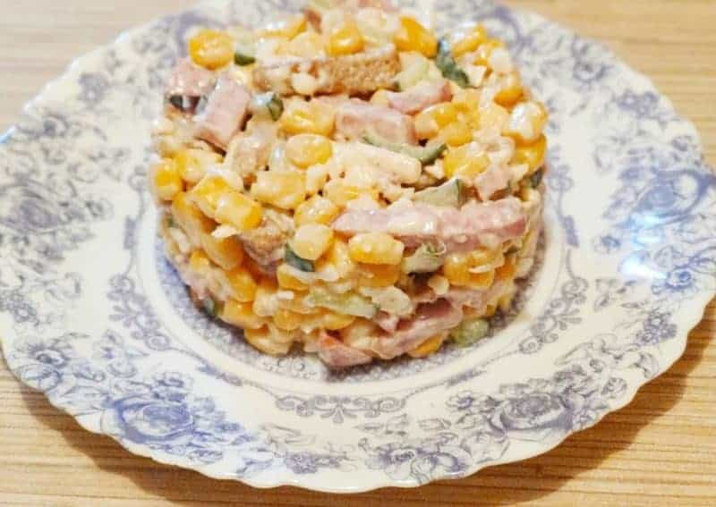 Слоёный салат из простых продуктов
