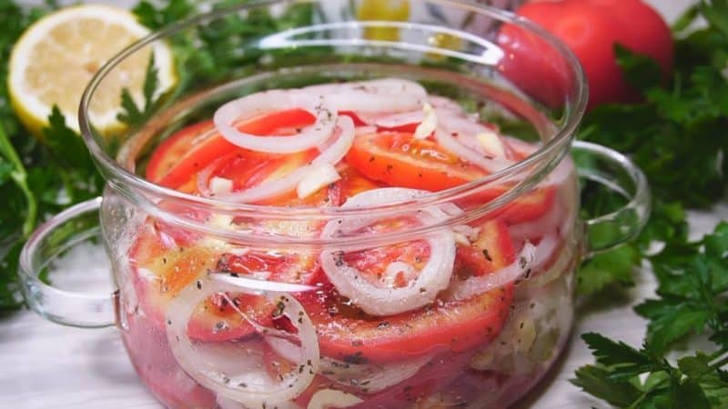 Закуска из помидоров с луком к шашлыку