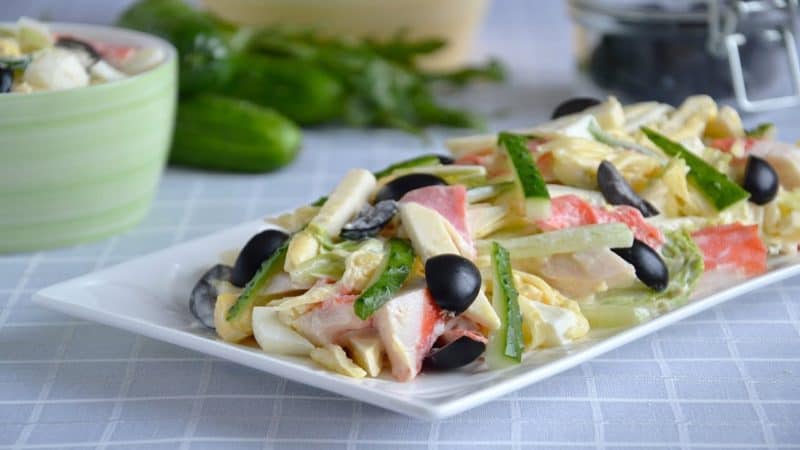 Крабовый салат с плавленым сыром. Очень вкусный и простой салат 4 Крабовый салат с плавленым сыром