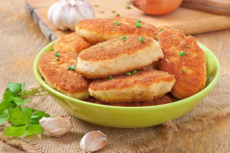 Печённые куриные котлетки с гарниром Полосатый рейс. Красивое и вкусное блюдо