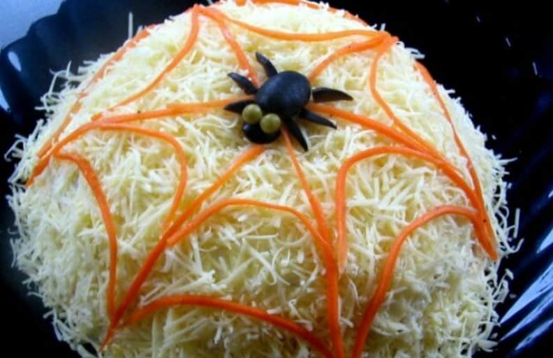 Слоёный салат Паутинка с курицей. Отличное блюдо к праздничному столу