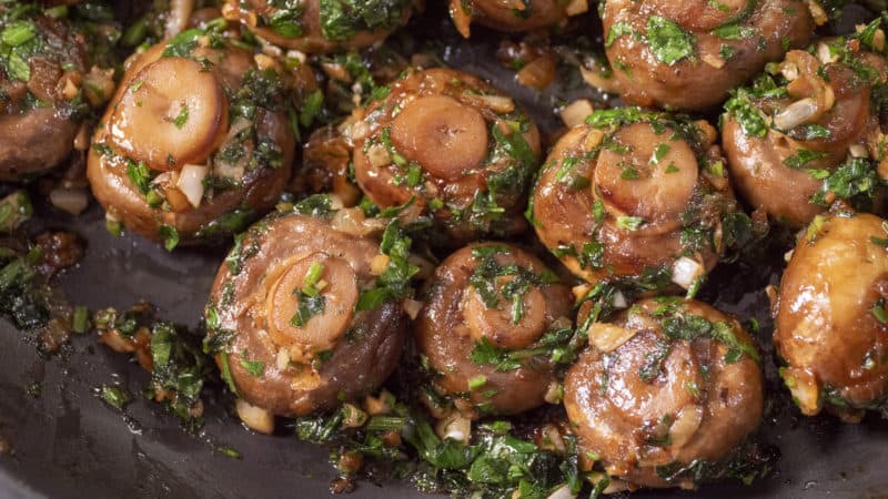 Шампиньоны в чесночном соусе. Немецкая закуска с грибами, обжаренными до румяной корочки