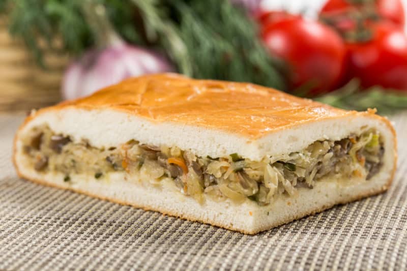 Закрытый пирог с капустой и мясом. Мягкое , воздушное тесто и сочная начинка