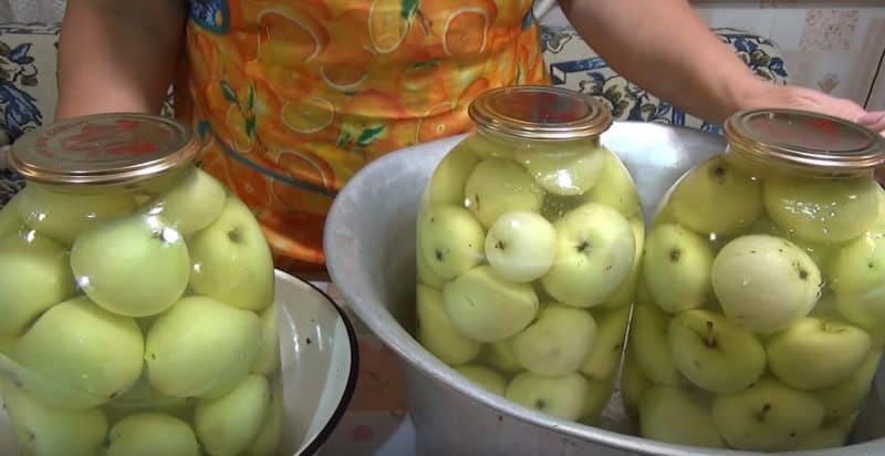 Мочёные яблоки в банке