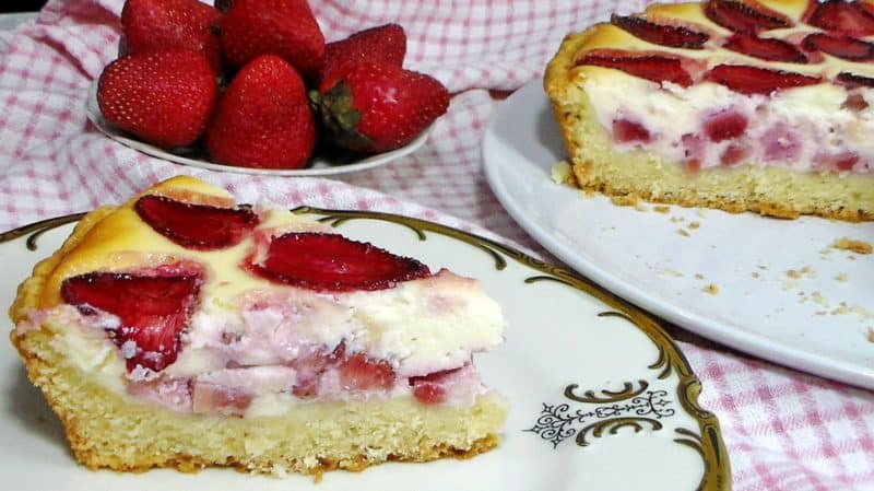Пирог с клубникой и творогом. Необыкновенно нежное и сочное лакомство 4 Пирог с клубникой и творогом