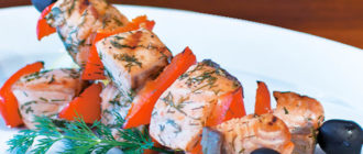 Шашлычки из скумбрии с луком и грибами. Недорогая рыба на мангале подарит вам огромное удовольствие 7