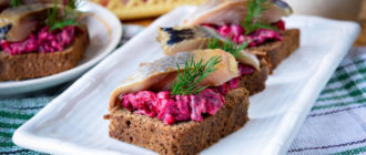 Гренки с сельдью и свекольным салатом. Нереально вкусная закуска 3