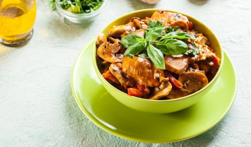Гуляш из грибов с копчёной грудкой. Родные по достоинству оценят вкус и аромат этого блюда 4 Гуляш из грибов с копчёной грудкой