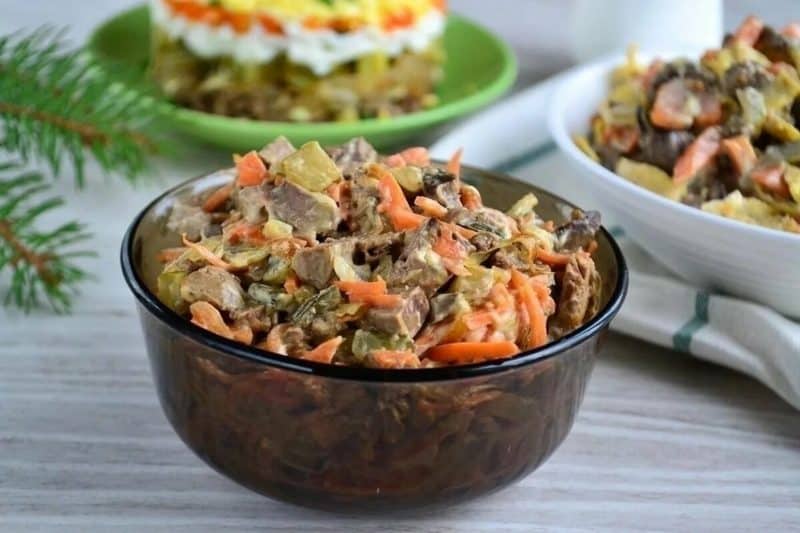 Салат с солёным огурцом и куриной печенью. Бюджетное блюдо, которое порадует вас своим оригинальным вкусом 4 Салат с солёным огурцом и куриной печенью