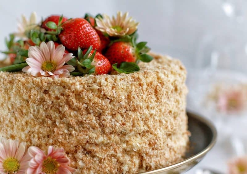 Торт с ягодами и крошкой. Вкусное лакомство для семейного чаепития