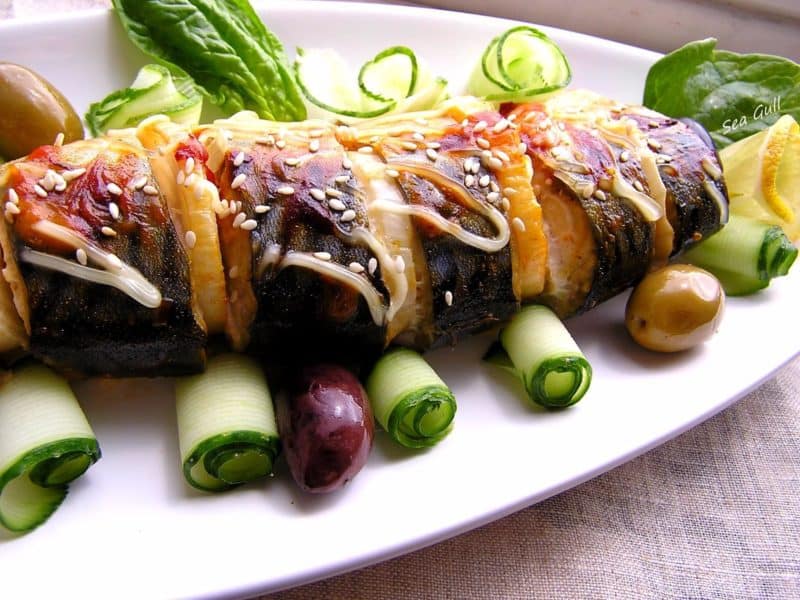 Шашлычки из скумбрии с луком и грибами