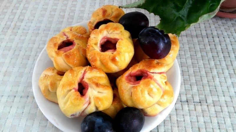 Булочки со сливами. Пышные, ароматные, мягкие и присыпанные крошкой 4 Булочки со сливами