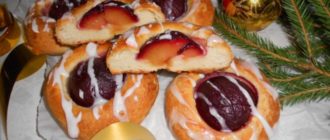 Булочки со сливами. Пышные, ароматные, мягкие и присыпанные крошкой 4