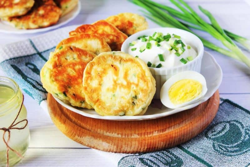 Оладьи с луком и яйцом