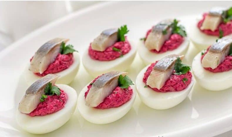 Фаршированные яйца свеклой и селедкой. Оригинальная закуска 4 Фаршированные яйца свеклой и селедкой