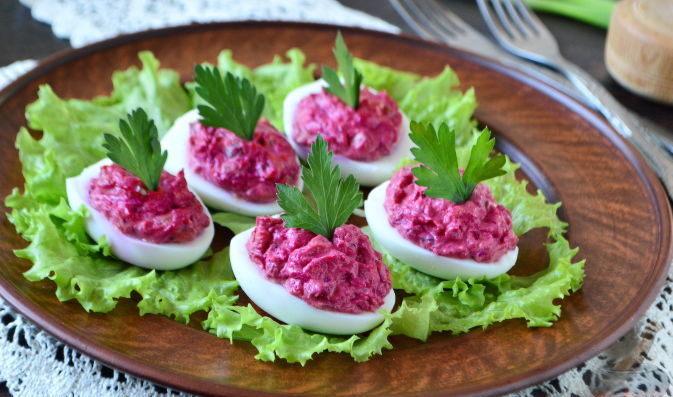 Фаршированные яйца со свеклой и селёдкой