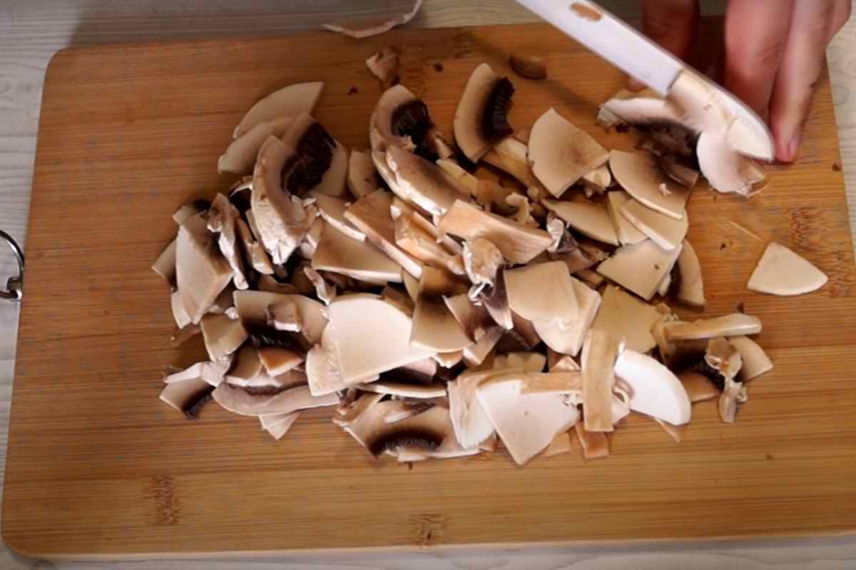 Грибной салат с помидорами и колбасой. Гости порадуют вас сытым видом 4 Грибной салат с помидорами и колбасой