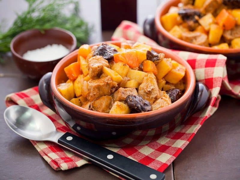 Сытный и вкусный тушеный картофель с мясом. Такой блюдо вы пробовали только у бабушки