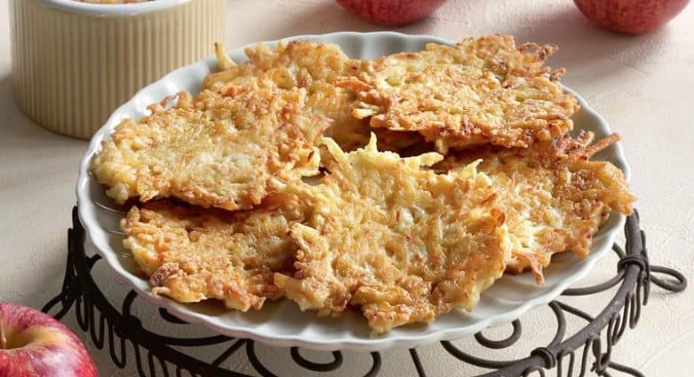 Латкес: еврейская кухня предлагает приготовить оладьи из пшеничной муки 6 Латкес